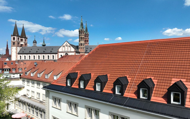 Solardach mit Solarziegeln auf dem Kloster in Würzburg Solardach mit Solarziegeln auf dem Kloster in Würzburg