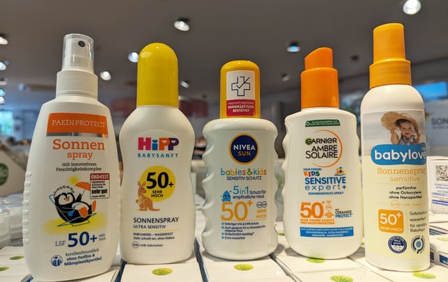 Selection-Sonnen-Kinder-230721-1920x1209 Anyone who has to apply a unruly child knows that sun sprays are a practical invention.