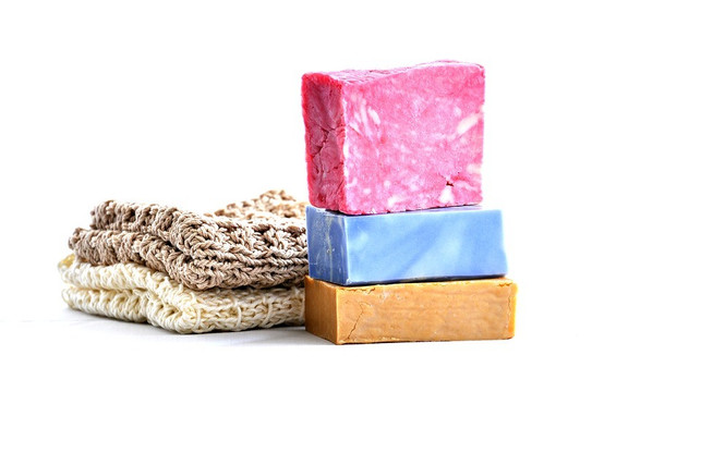 duschgels-und-shampoos-sind-mittlerweile-auch-in-f-cco-pixabay-jussiak-190513_download Duschgels und Shampoos sind mittlerweile auch in fester Form als Seifen erhältlich. Sie sind nicht nur umweltschonend, sondern auch platzsparend und passen bequem in jede Kulturtasche!