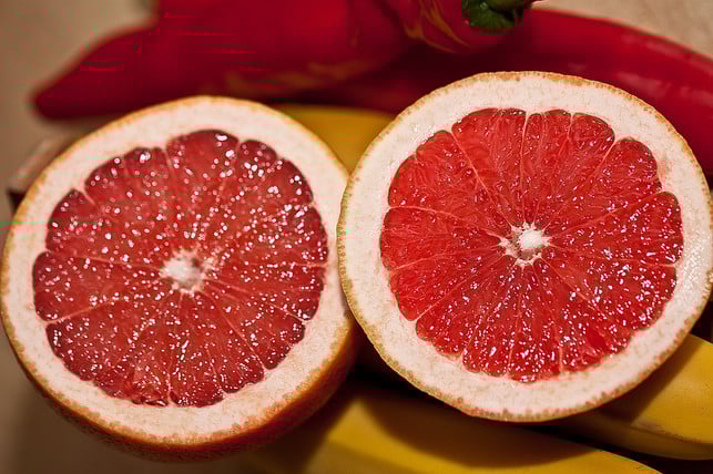 mit-dem-loeffel-geniessen-oder-in-kleine-spalten-sch-cc0-pixabay-uroburos-180725_download Mit dem Löffel genießen oder in kleine Spalten schneiden: Grapefruits sind eine Obstsorte mit wenig Zucker.
