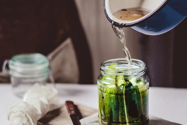 essiggurken-sind-meist-noch-einige-tage-nach-dem-oe-cc0-unsplash-reka-biro-horvath-250503_download Essiggurken sind meist noch einige Tage nach dem Öffnen knackig, würzig und lecker.