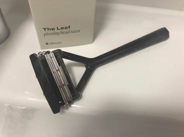der-leaf-shave-erinnert-an-einen-systemrasierer-mi-utopia-jk-211130_download Der Leaf Shave erinnert an einen Systemrasierer mit Schwingkopf, kommt aber komplett ohne Plastik aus.