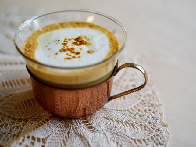 deinen-kurkuma-tee-kannst-du-mit-milch-oder-honig-cc0-pixabay-flockine-220226_download Deinen Kurkuma-Tee kannst du mit Milch oder Honig verfeinern.