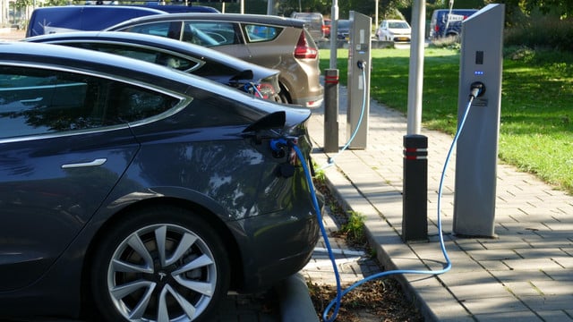 e-autos-laden-pb-mrsbrown-251119 E-Autos beim Laden an einer Ladesäule