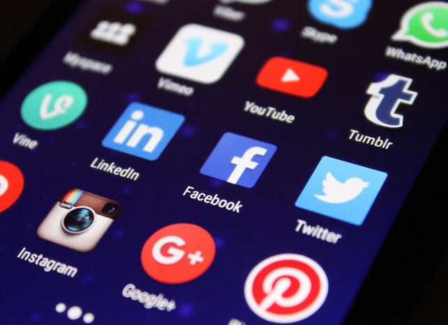 Single-out-fuer-break crumbing-Kann-Comment-C0-Pixabay-Pixelkult-22115_Download A sign of Breadcrumbing can be commenting on posts on social media with subsequent ignoring.