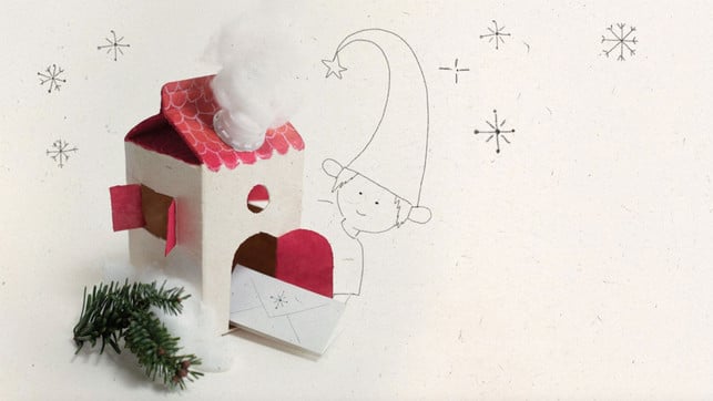 adventskalender-wichtelweihnacht Ein kleines, aus Papier gebasteltes Haus mit rotem Dach, aus dessen Schornstein Rauch aus Watte aufsteigt. Vor dem Haus liegt ein Tannenzweig. Neben dem Haus ist eine gezeichnete Figur mit Zipfelmütze, die aus dem Haus schaut. Im Hintergrund sind einfache Schneeflocken gezeichnet.