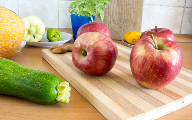 Apples in the kitchen Zucchini passen hervorragend zu Apfelchutney.