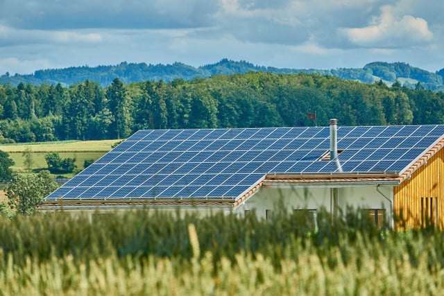 Los sistemas solares también se utilizan en una aldea de bioenergía.