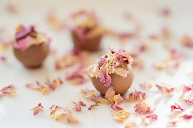 essbare-rosenblaetter-eignen-sich-als-topping-fuer-d-cc0--pixabay--chiemseherin-250910_download Essbare Rosenblätter eignen sich als Topping für Desserts.