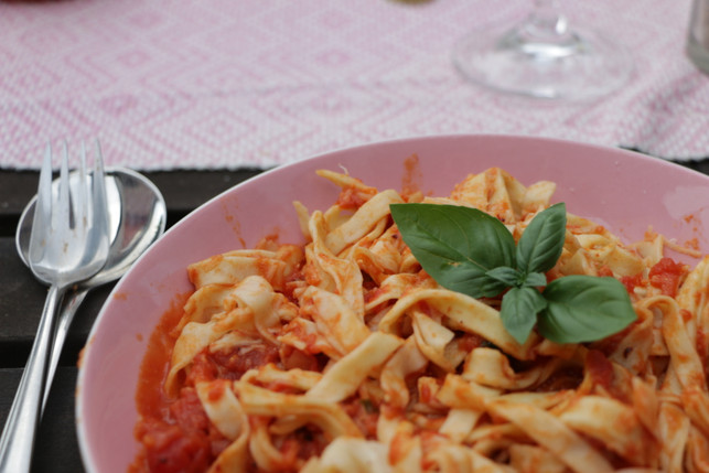 selbst-gemachte-nudeln-schmecken-unvergleichlich-gut-utopiakatbliem-170629 Die selbstgemachten Nudeln kannst du nach Belieben zubereiten.