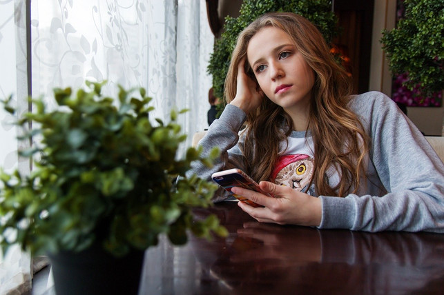 junge-frauen-koennen-an-einer-schnellenden-huefte-cc0-pixabay-nastya_gepp-200413_download Junge Frauen können an einer "schnellenden Hüfte" leiden.