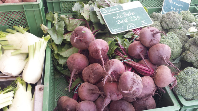 rote-beete-gibt-es-im-august-saisonal-und-regional-utopia-kathrin-inerle-170808_download Rote Bete gibt es von Juni bis März saisonal und regional auf Wochenmärkten mitsamt Blättern zu kaufen.