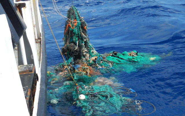 plastik-im-meer-z-The-Ocean-Cleanup-190718-1280x800 The Ocean Cleanup zieht Geisternetze aus dem Meer (2015)