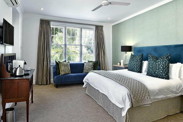 dein-adapter-passt-nicht-in-die-steckdose-im-hote-cc0-pixabay-peterweideman-221007_download Das Netzteil passt nicht in die Steckdose? Im Hotelzimmer kannst du dein Handy auch ohne Strom am TV laden.