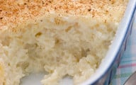 Dish of Creamed Rice Pudding with Nutmeg Den süßen Reisauflauf kannst du am Ende noch mit Zimt bestreuen.