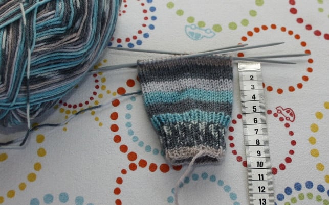 buendchen-und-schaft-sind-fertig-maria-hohenthalutopia-190914_download So sieht es aus, wenn Bündchen und Schaft de Babysocken fertig sind.