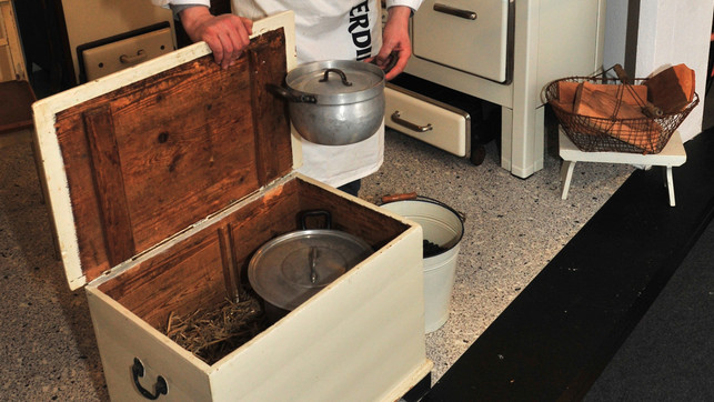 kochen-mit-kochkiste-dpa-240110-1280x720 Kochkisten, wie dieses Ausstellungsstück in Hannover, wurden bereits Ende des 19. Jahrhunderts als energiesparende Kochmethode verwendet.