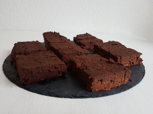 so-einfach-baeckst-du-leckere-vegane-brownies-selbs-charlotte-g-utopia-180519_download Du kannst Zutaten variieren und deine Brownies nach deinem Geschmack verfeinern.