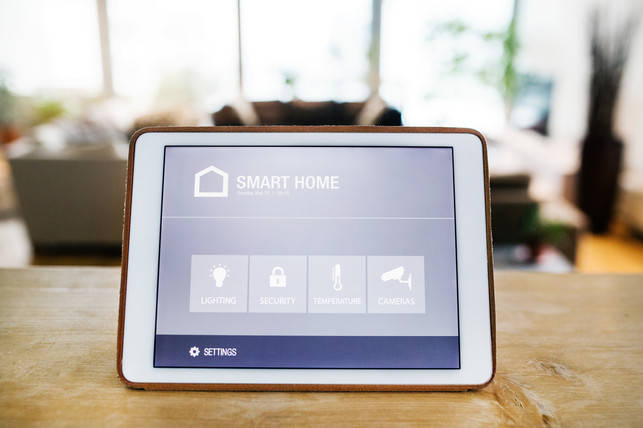 A tablet with smart home screen. Smart Home Heizung