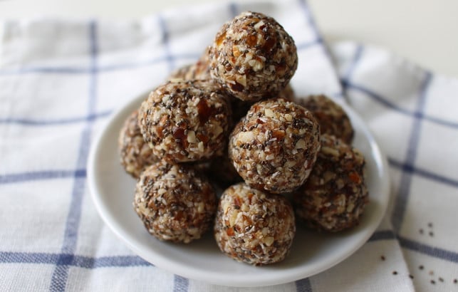 vermengst-du-dattelmus-mit-gemahlenen-nuessen-und-h-cc0-pixabay-monfocus-220105_download Vermengst du Dattelmus mit gemahlenen Nüssen und Haferflocken, kannst du Energy Balls daraus formen.