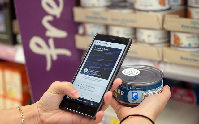 Blockchain-thunfisch-dose (Dateibeschreibung: scanning smart sticker on tuna can) Beim Blockchain-Projekt Provenance kann der Kunde am Ende die Lieferkette des Produktes verfolgen