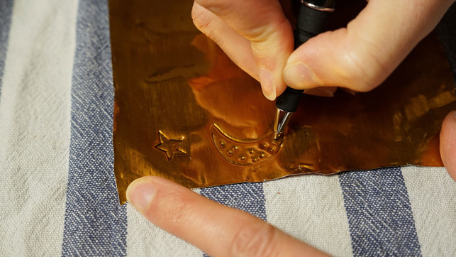 weihnachtsschmuck-auf-die-tomatenmark-tube-malen-utopia-nbr-231218_download Weihnachtsschmuck auf die Tomatenmark-Tube malen.