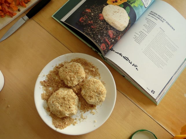 ein-rezept-aus-dem-kochbuch-gebackene-mandellaibc-utopia-leonie-barghorn-200602_download Ein Rezept aus dem Kochbuch: Gebackene Mandellaibchen.