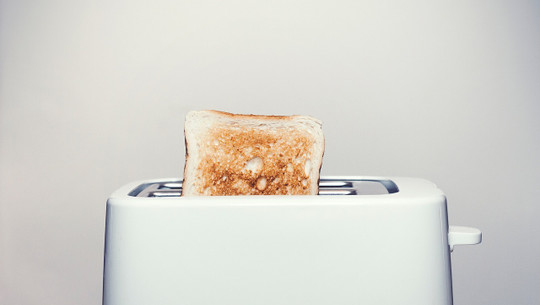 schuette-die-kruemel-aus-indem-du-den-toaster-kopfue-cc0-pixabay-stocksnap-221214_download Schütte die Krümel aus, indem du den Toaster kopfüber hälst.