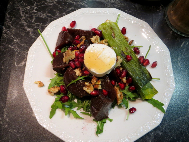 The winter salad made of beetroot and leek adds color to the dish.
