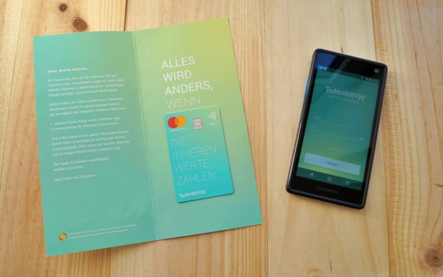 Tomorrow Bank Karte App Tomorrow: eine Debitkarte mit Mastercard-Funktion und eine Smartphone-App