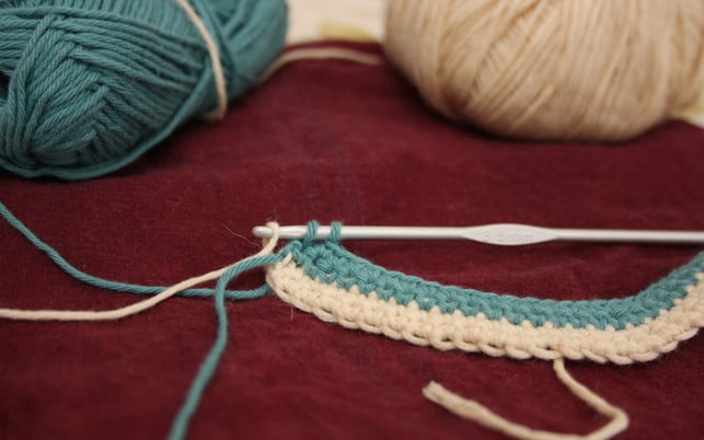 zweiter-farbwechsel-am-ende-der-vierten-reihe-maria-hohenthalutopia-190910_download Am Ende der vierten Reihe kommt ein zweiter Farbwechsel für den gehäkelten Topflappen.