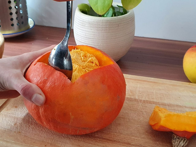beginne-damit-den-kuerbis-auszuhoehlen-indem-du-da-luise-rau-utopia-230114_download Beginne damit, den Kürbis auszuhöhlen, indem du das innere Kerngehäuse entfernst.