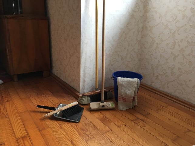 den-boden-wischen-mit-umweltvertraeglichen-hausmit-martina-naumannutopia-180121_download Mit umweltverträglichen Hausmitteln kannst du schonend den Boden wischen.