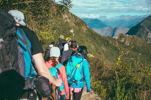 Pull all the advantages out of fasting hiking - through hiking in the group.