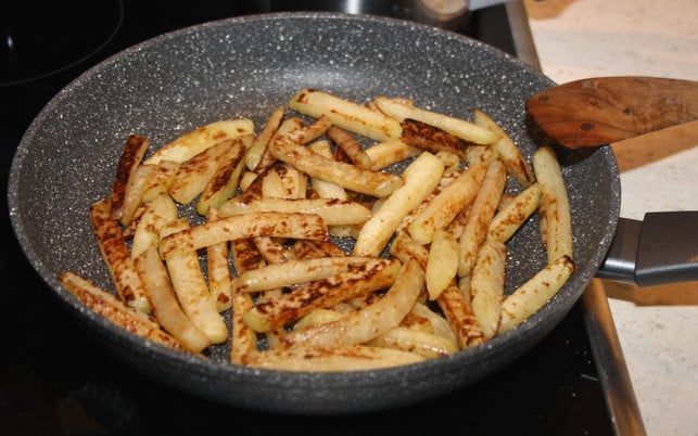 brate-die-kohlrabi-pommes-in-einer-beschichteten-p-maria-hohenthal-utopia-200307_download Brate die Kohlrabi-Pommes in einer beschichteten Pfanne.