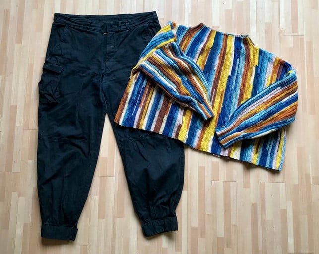 komplett-selbstgemacht-hose-aus-baumwollstoff-und-utopiafreya-petersen-240702_download Komplett selbstgemacht: Hose aus Baumwollstoff und gehäkelter Pullover aus Garnresten.