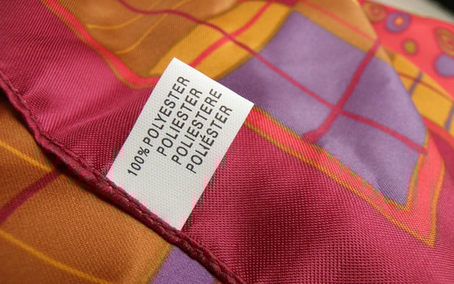 Polyester-Kleidung trägt zum Mikroplastik-Problem bei Polyester-Kleidung trägt zum Mikroplastik-Problem bei