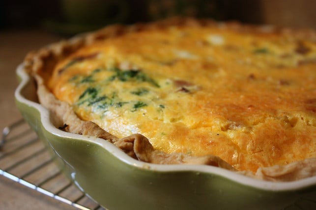 muerbeteig-eine-fuellung-aus-gemuese-fleisch-oder-f-cc0-pixabay-saritalarson-180903_download Quiche-Teig lässt sich gut mit saisonalem Gemüse belegen.