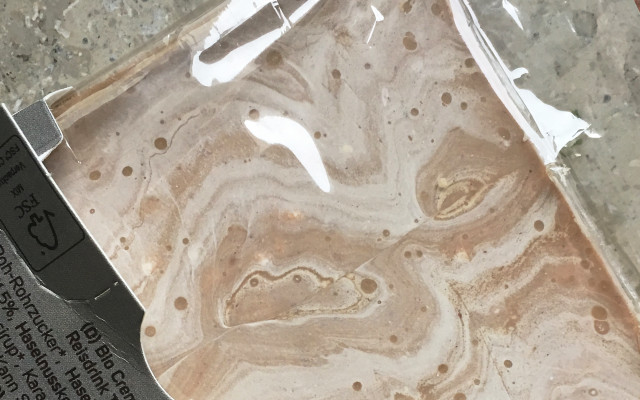 Ist das Schimmel? Die Schokolade ist weiß verfärbt. Ist das Schimmel?