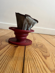 faltbare-kaffeemaschine Eine faltbare Kaffeemaschine passt optimal in den Rucksack.