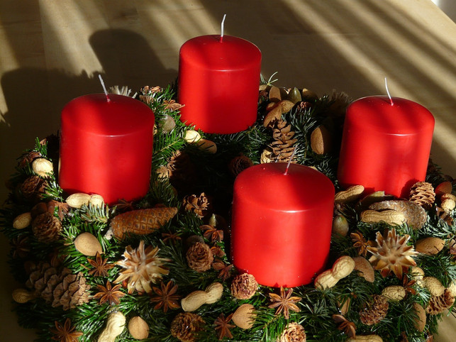 ein-adventskrank-der-mit-naturmaterialien-dekorie-cc0-pixabay-hans-181028_download Mit Nüssen, Zimtstangen und Steranis kannst du deinen Adventskranz ganz nach deinem Geschmack dekorieren.