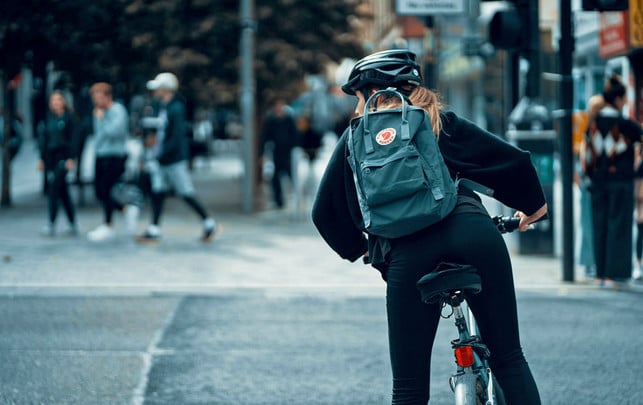 fahrrad-mit-rad-zur-arbeit-cc0-us-ross-sneddon-1920x1209 Radfahren in der Stadt