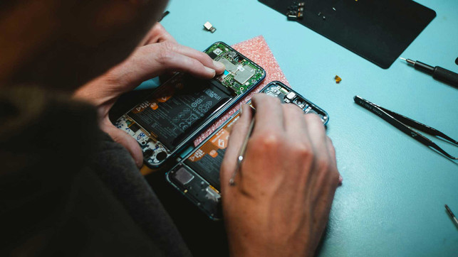 kilian-seiler-PZLgTUAhxMM-unsplash_1920x1080px Smartphones Nutzungsdauer reparieren Digital Waste recycling