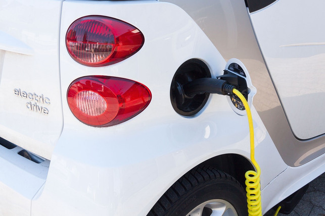 fuer-e-autos-muessen-ladesaeulen-erst-noch-gebaut-wer-cc0-pixabay-stux-230218_download Für E-Autos müssen Ladesäulen erst noch gebaut werden. Das führt zu mehr Emissionen.