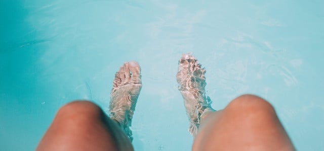 Das Schwimmbad ist ein typischer Ansteckungsort für Nagelpilz.