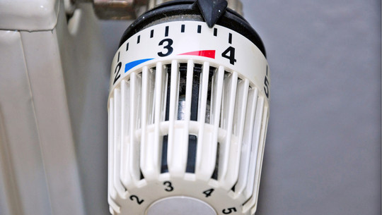 Raumtemperatur senken: Wie viel Energie sparst du pro Grad? Raumtemperatur senken: Wie viel Energie sparst du pro Grad?