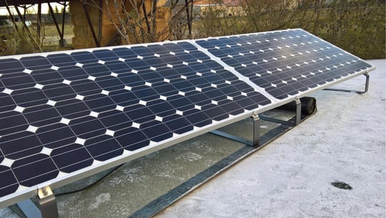 Balkonkraftwerke: Neue Produktnorm Balkonkraftwerk: Zwei nebeneinander montierte Solarpaneele auf einem flachen, weißen Dach