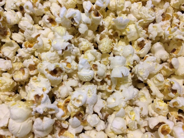 salziges-popcorn-eignet-sich-perfekt-als-snack-und-rhea-moutafis-utopia-170928_download Popcorn im Test