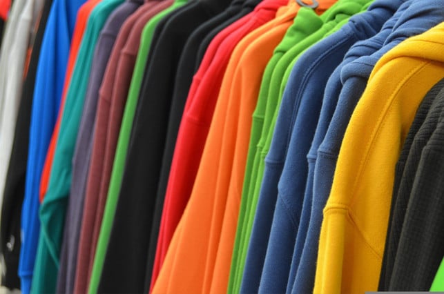 gefaerbte-textilien-koennen-in-der-waesche-abfaerben-cc0-pixabay-jarmoluk-250410_download Gefärbte Textilien können in der Wäsche abfärben.