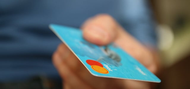 Bargeldlos bezahlen zum Beispiel mit Kreditkarte